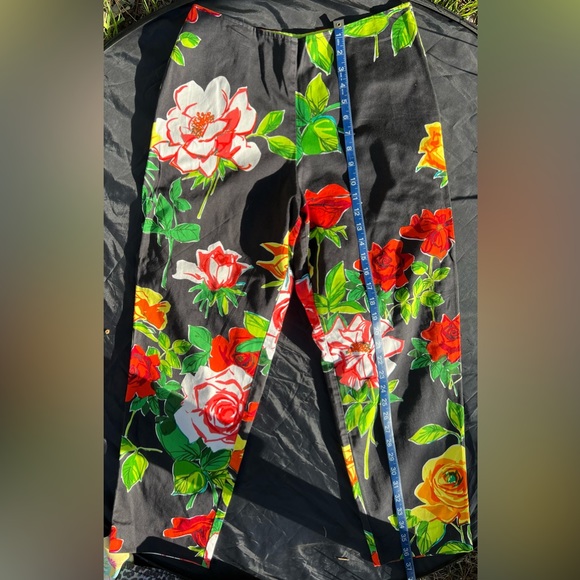 TAPP New York Red Floral Capri Pants (8) - Picture 16 of 17